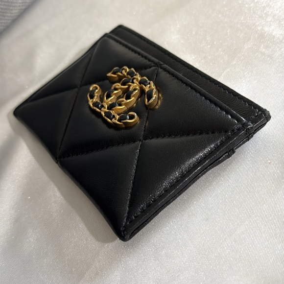 CHANEL Lambskin Quilted Chanel 19 Card Holder in Black - Picture 14 of 17